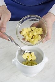 Приготовление блюда по рецепту - Суп пельменный в горшочке «Фантазия». Шаг 1