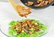 Приготовление блюда по рецепту - Теплый салат с курицей и картофелем. Шаг 9