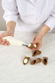 Приготовление блюда по рецепту - Канноли. Шаг 6