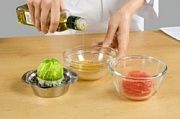 Приготовление блюда по рецепту - Зимний салат с копченой форелью. Шаг 14