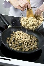 Приготовление блюда по рецепту - Лопатка ягненка, фаршированная грибами. Шаг 3