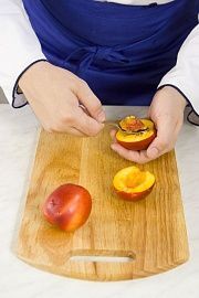 Приготовление блюда по рецепту - Фаршированные нектарины с винным соусом. Шаг 1