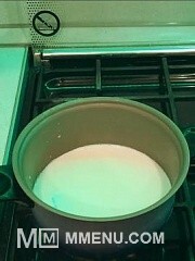 Приготовление блюда по рецепту - Пельмени в горшочке на молоке. Шаг 3