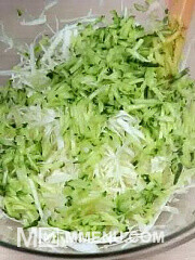 Приготовление блюда по рецепту - Салат с капустой, зеленым горошком и яйцом. Шаг 1