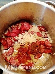 Приготовление блюда по рецепту - Томатный суп с чечевицей и колбасой чоризо. Шаг 5