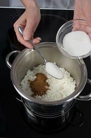 Приготовление блюда по рецепту - Каша рисовая с какао и взбитыми сливками. Шаг 2