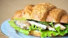 Рецепт - Сэндвич-круассан с курицей и брынзой