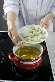 Приготовление блюда по рецепту - Уха с фрикадельками из трески. Шаг 5