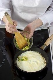 Приготовление блюда по рецепту - Рулетики яичные с авокадо. Шаг 4