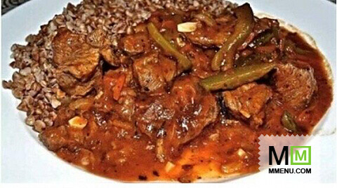 Азу по-татарски с солеными огурцами и гречкой из СССР. Азу по-татарски с солеными огурцами и гречкой из СССР.