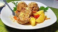 Мясные тефтели с картофелем в томатном соусе