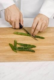 Приготовление блюда по рецепту - Куриная грудка с зеленой спаржей. Шаг 1