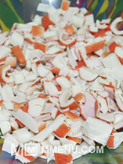 Приготовление блюда по рецепту - Закуска из крабовых палочек и кальмаров в мексиканской тортилье. Шаг 2