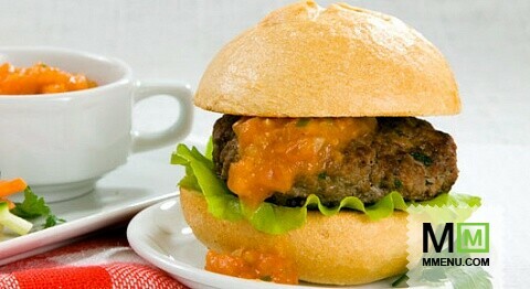 Домашний гамбургер с пряным соусом