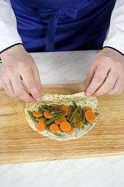 Приготовление блюда по рецепту - Блинчики с кремом из форели с овощами. Шаг 5