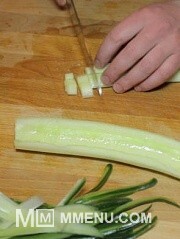 Приготовление блюда по рецепту - Салат из авокадо с креветками и огурцами. Шаг 4