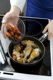 Приготовление блюда по рецепту - Курица, тушенная с помидорами черри. Шаг 3