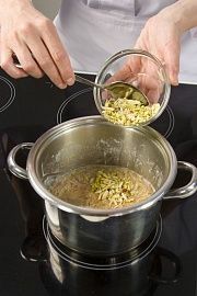 Приготовление блюда по рецепту - Сливочный вермишелевый пудинг с орехами. Шаг 4