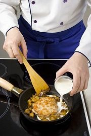 Приготовление блюда по рецепту - Свинина в соусе, с грибами. Шаг 4