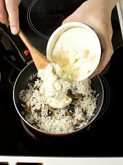 Приготовление блюда по рецепту - Рис с грибами и сыром "Маскарпоне". Шаг 3