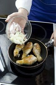 Приготовление блюда по рецепту - Курица, тушенная с помидорами черри. Шаг 2