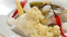 Рецепт - Отварная рыба с яблоками и хреном