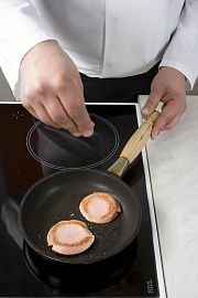 Приготовление блюда по рецепту - Горячие бутерброды с яйцами. Шаг 1