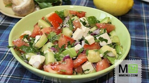 Салат из свежих овощей с брынзой и авокадо