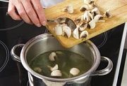 Приготовление блюда по рецепту - Суп со свининой и яичной лапшой. Шаг 7
