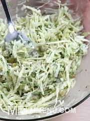 Приготовление блюда по рецепту - Салат с капустой, зеленым горошком и яйцом. Шаг 3
