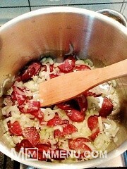 Приготовление блюда по рецепту - Томатный суп с чечевицей и колбасой чоризо. Шаг 3