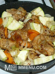 Приготовление блюда по рецепту - Мясо с кабачками и овощами. Шаг 4