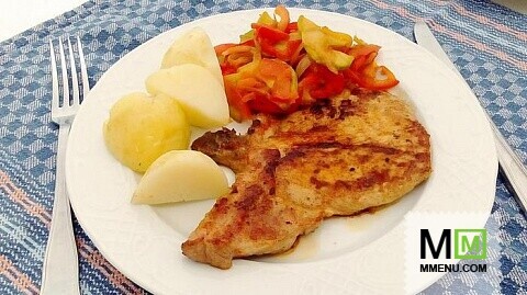 Стейк из свинины с жареными овощами Стейк из свинины с жареными овощами