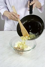 Приготовление блюда по рецепту - Расстегаи с лососем и рисом. Шаг 2