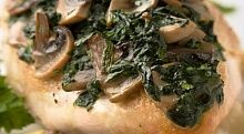 Рецепт - Грудка куриная, запеченная с грибами и шпинатом