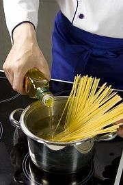Приготовление блюда по рецепту - Спагетти болоньезе. Шаг 4