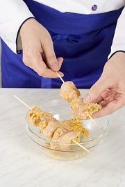 Приготовление блюда по рецепту - Ароматные куриные шашлычки. Шаг 2