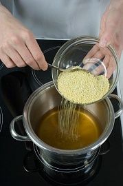 Приготовление блюда по рецепту - Каша пшеничная с черносливом. Шаг 3