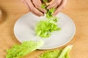 Приготовление блюда по рецепту - Зимний салат с копченой форелью. Шаг 8