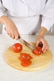 Приготовление блюда по рецепту - Салат «Капрезе». Шаг 2