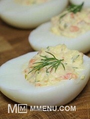 Приготовление блюда по рецепту - Фаршированные яйца с копченым лососем. Шаг 6