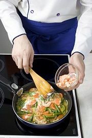 Приготовление блюда по рецепту - Рагу из стручковой фасоли с креветками. Шаг 4