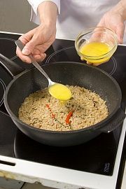 Приготовление блюда по рецепту - Ароматный рис. Шаг 3