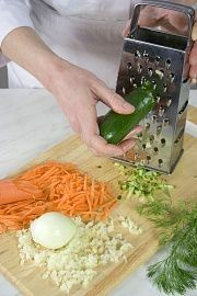 Приготовление блюда по рецепту - Морковные блинчики с зеленым гарниром. Шаг 2