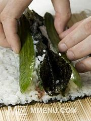 Приготовление блюда по рецепту - Футомаки «Сакуранбо» («Вишенки»). Шаг 5