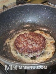 Приготовление блюда по рецепту - Рубленый бифштекс на сковороде. Шаг 3
