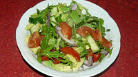 Салат с авокадо, помидорами и огурцом