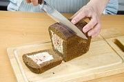 Приготовление блюда по рецепту - Ржаной фаршированный хлеб. Шаг 7