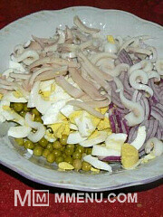 Приготовление блюда по рецепту - Салат с зеленым горошком и кальмарами. Шаг 3
