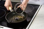 Приготовление блюда по рецепту - Грибная лапша с маслинами. Шаг 5